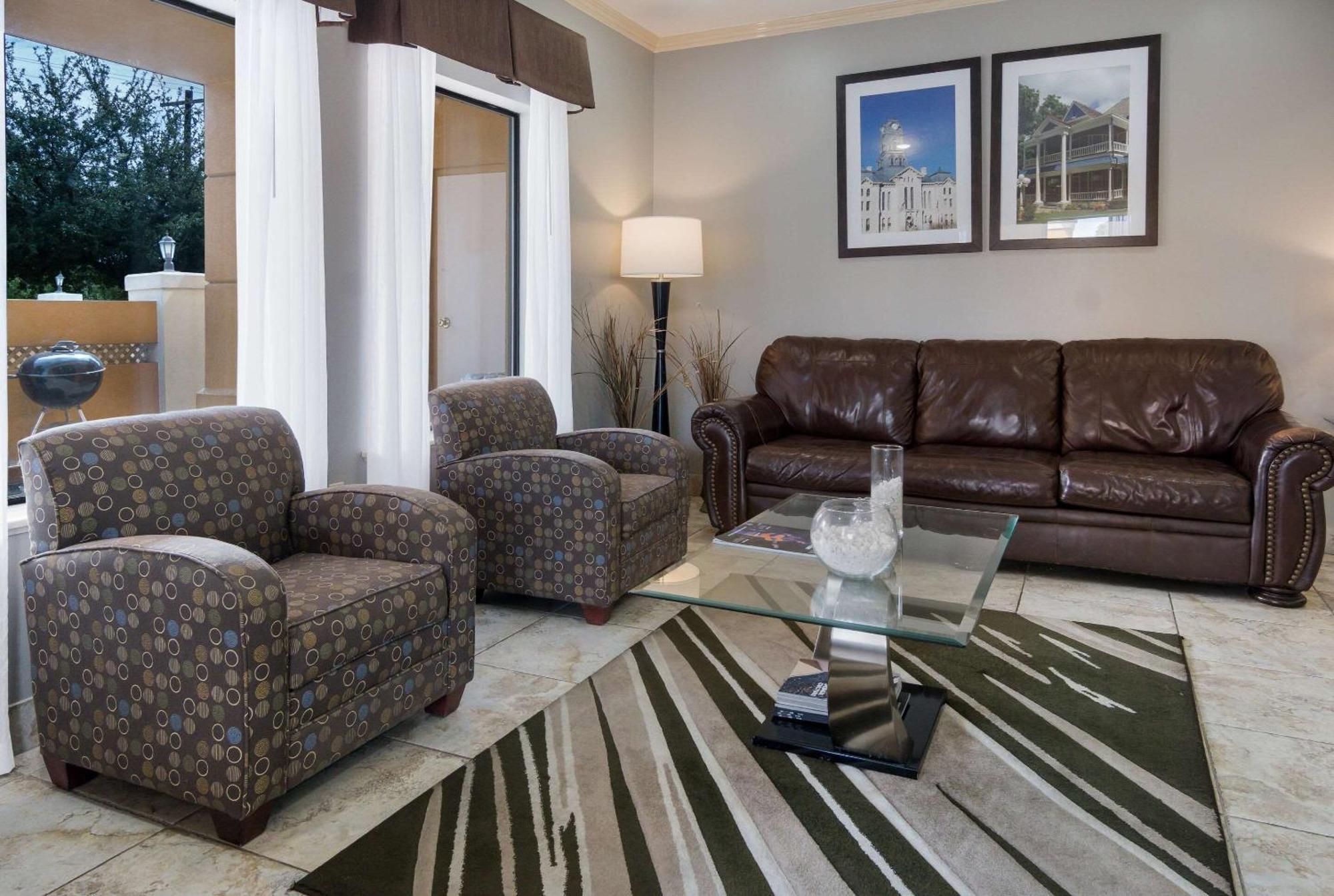 Hotel Quality & - Granbury